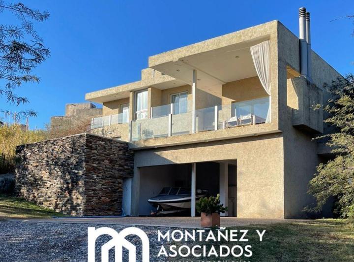 Casa · 335m² · 9 Ambientes · 4 Cocheras