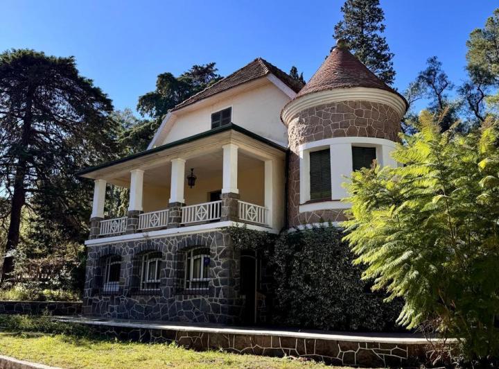 Casa · 700m² · 6 Ambientes · 1 Cochera