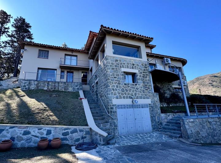 Casa · 400m² · 6 Ambientes · 1 Cochera