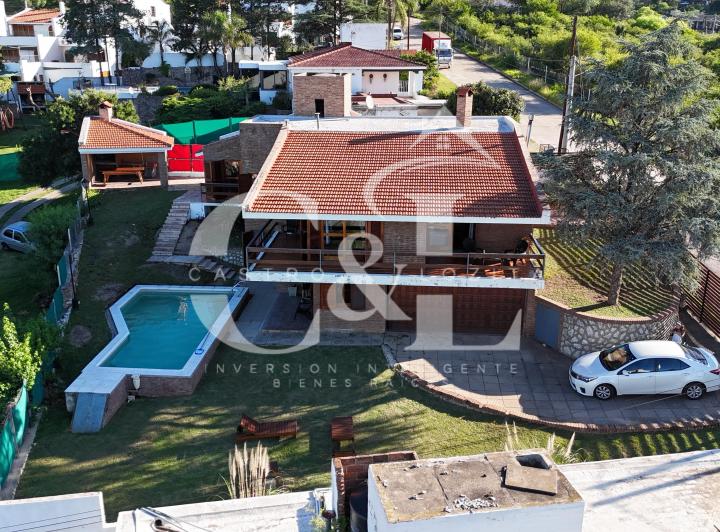 Casa · 283m² · 7 Ambientes · 1 Cochera