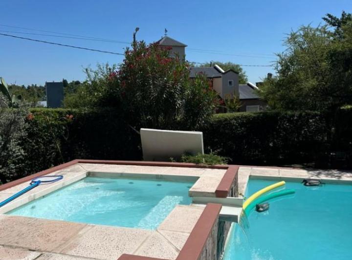 Casa · 240m² · 5 Ambientes · 1 Cochera
