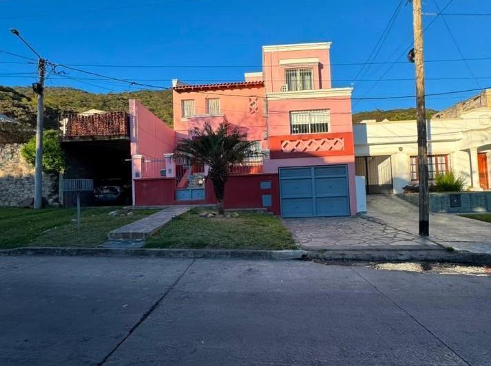 Casa · 228m² · 5 Ambientes · 2 Cocheras