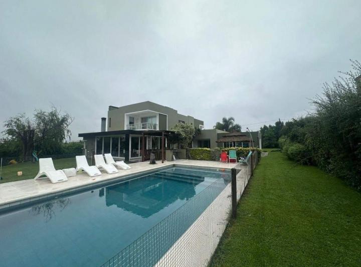 Casa · 680m² · 5 Ambientes · 4 Cocheras