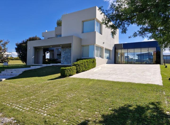 Casa · 320m² · 5 Ambientes · 2 Cocheras