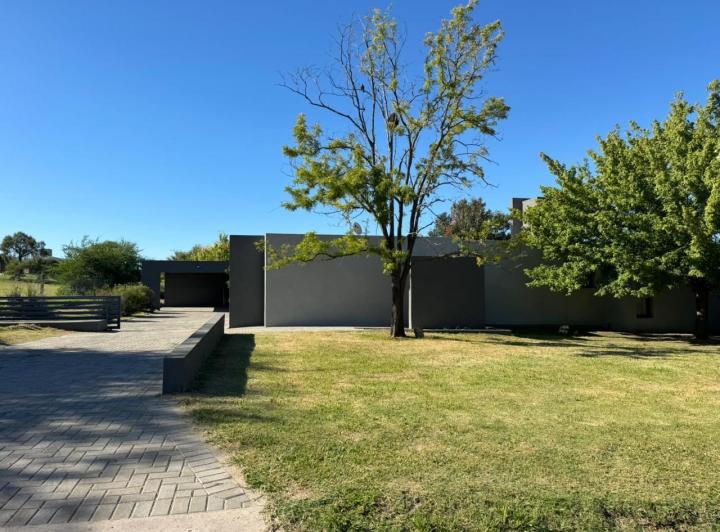 Casa · 400m² · 4 Ambientes · 2 Cocheras