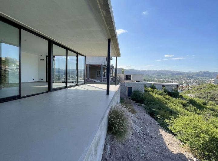 Casa · 280m² · 3 Ambientes · 2 Cocheras