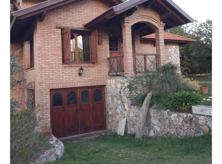 Casa · 230m² · 9 Ambientes · 2 Cocheras