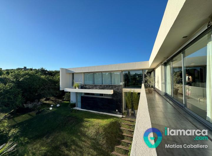 Casa · 500m² · 4 Dormitorios · 2 Cocheras