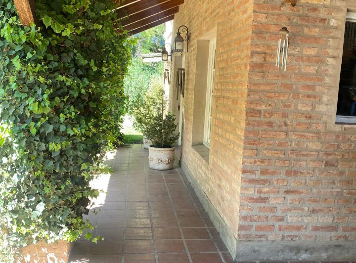 Casa · 285m² · 8 Ambientes · 1 Cochera