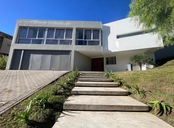 Casa · 330ha · 8 Ambientes · 3 Cocheras