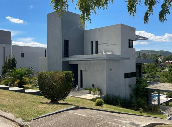 Casa · 261m² · 5 Ambientes · 2 Cocheras