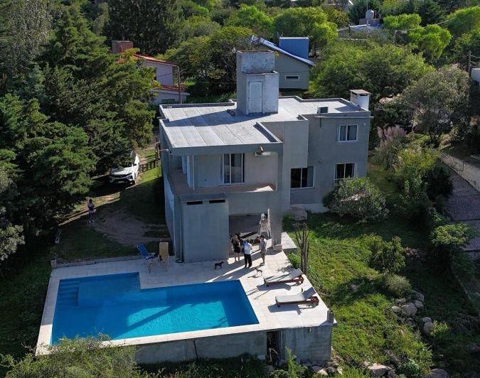 Casa · 320m² · 6 Ambientes · 1 Cochera