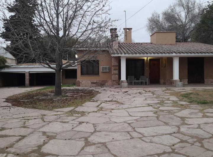 Casa · 250m² · 5 Dormitorios · 4 Cocheras