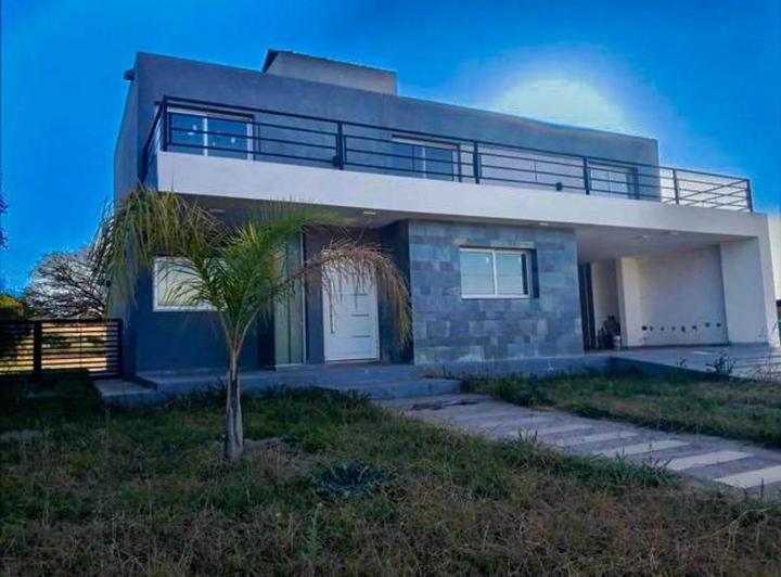 Casa · 400m² · 4 Ambientes · 4 Cocheras