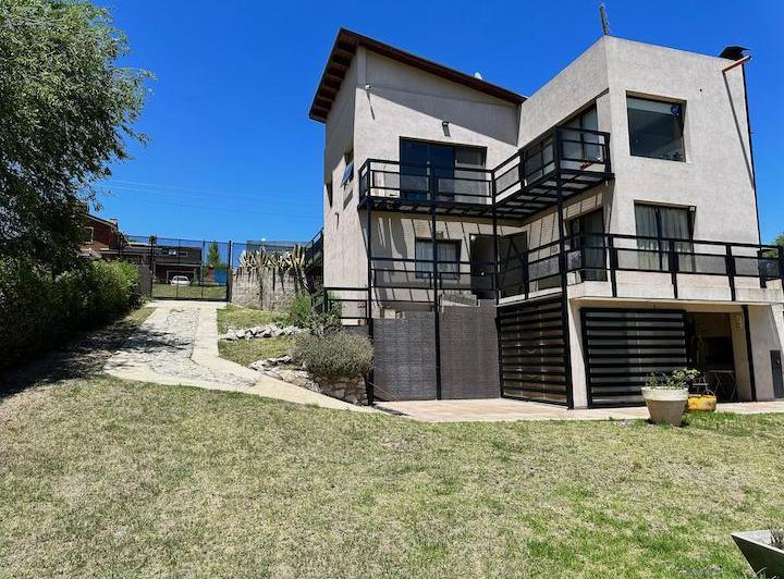 Casa · 240m² · 5 Ambientes · 2 Cocheras