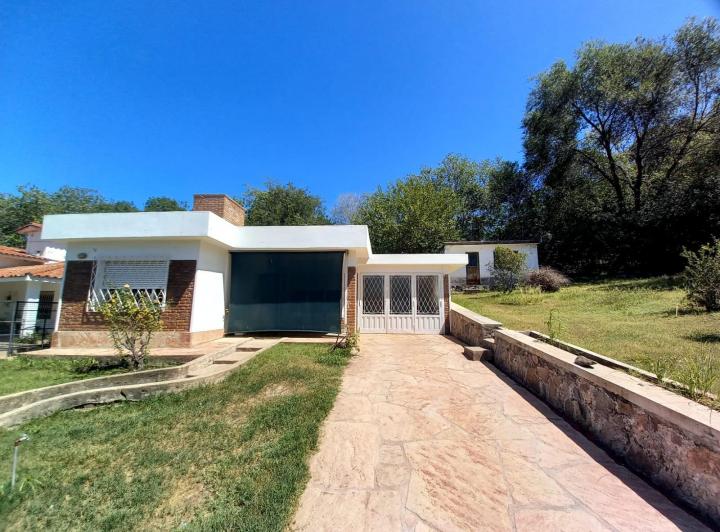 Casa · 1m² · 5 Ambientes · 1 Cochera