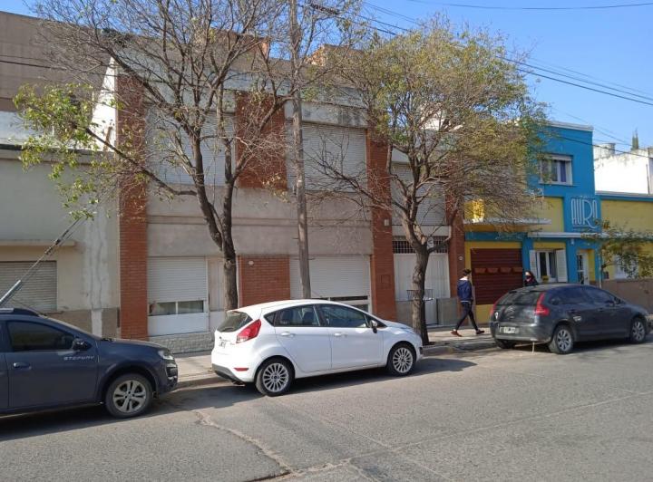 Casa · 215m² · 5 Dormitorios · 1 Cochera