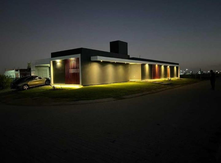 Casa · 250m² · 3 Dormitorios · 2 Cocheras