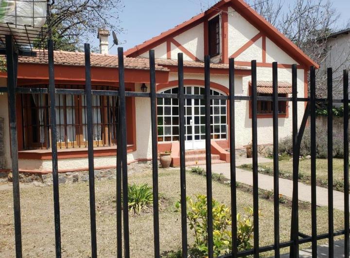 Casa · 200m² · 3 Ambientes · 2 Cocheras