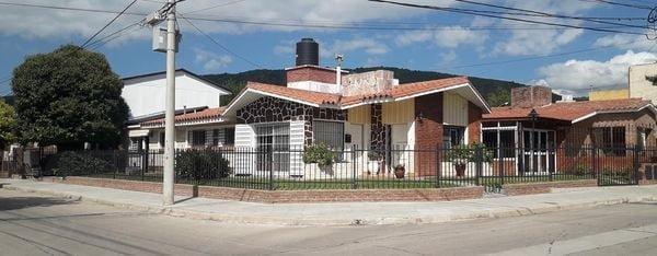 Casa · 300m² · 6 Dormitorios · 4 Cocheras
