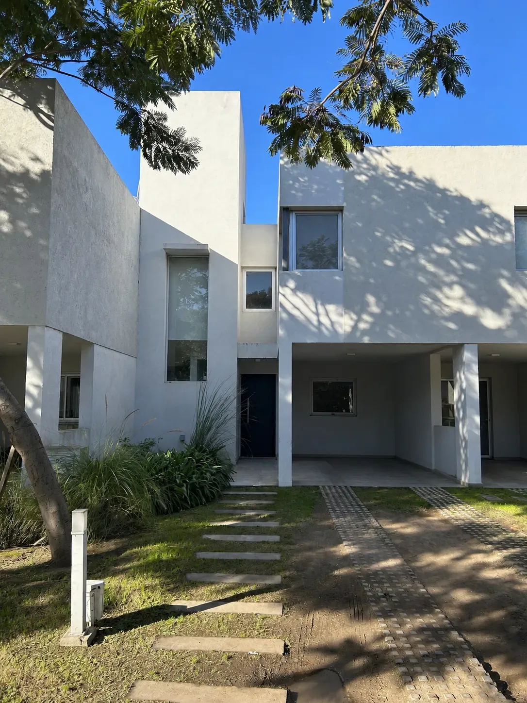 ALQUILO DUPLEX 3 DORMITORIOS C/ PATIO B° CASAS DE INAUDI