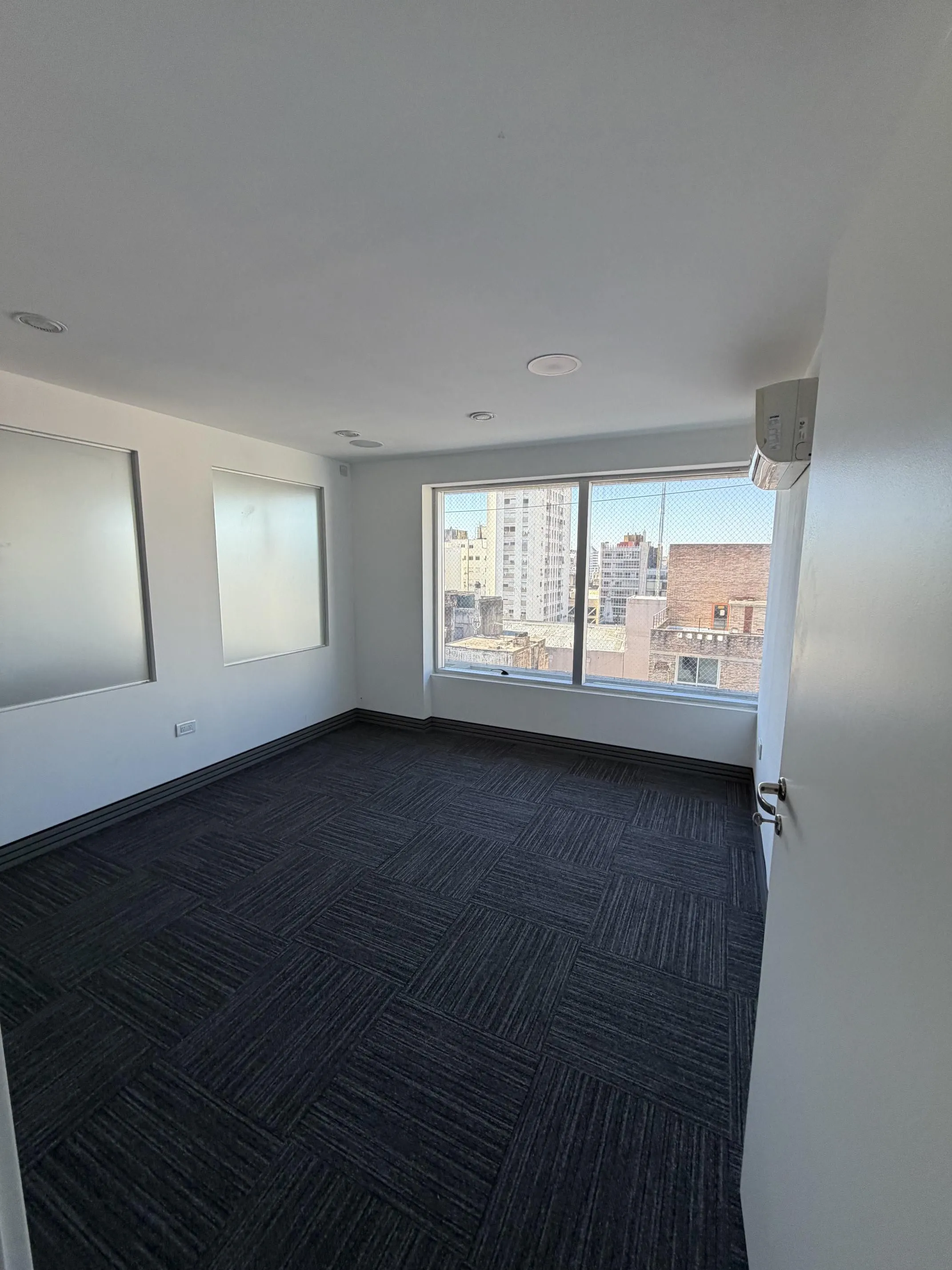 CENTRO -  IMPORTANTE OFICINA  EN ALQUILER DE PISO COMPLETO 220 m2