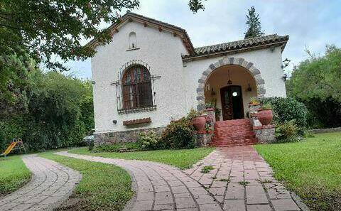 Casa · 1m² · 7 Ambientes · 1 Cochera