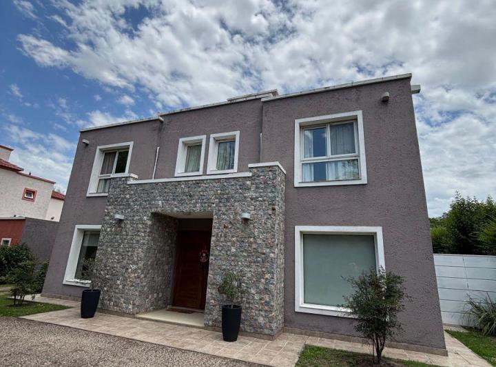Casa · 250m² · 7 Ambientes · 1 Cochera