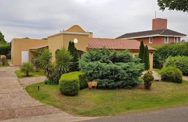 Casa · 218m² · 9 Ambientes · 2 Cocheras