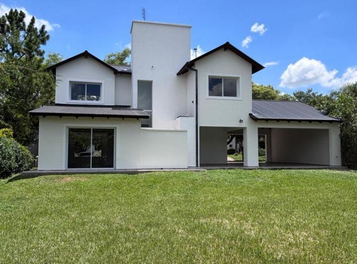 Casa · 240m² · 6 Ambientes · 2 Cocheras