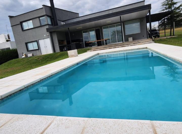 Casa · 240m² · 11 Ambientes · 3 Cocheras