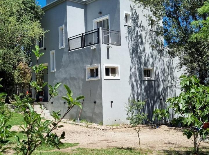Casa · 230m² · 8 Ambientes · 1 Cochera