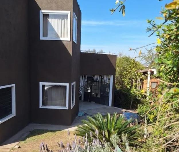 Casa · 220m² · 4 Ambientes · 1 Cochera