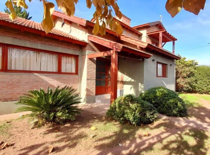 Casa · 219m² · 3 Dormitorios · 2 Cocheras