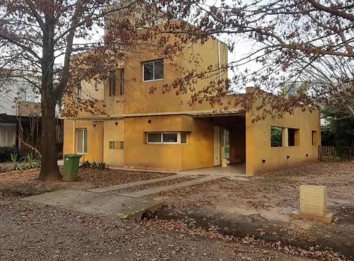 Casa · 100m² · 5 Ambientes · 2 Cocheras