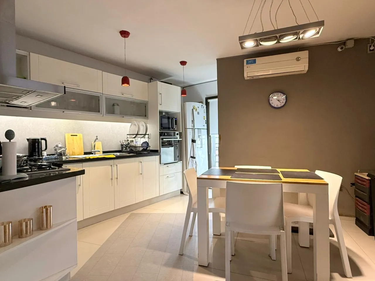 VENTA - CASA 2 DORM - BARRIO ARGUELLO (JX)