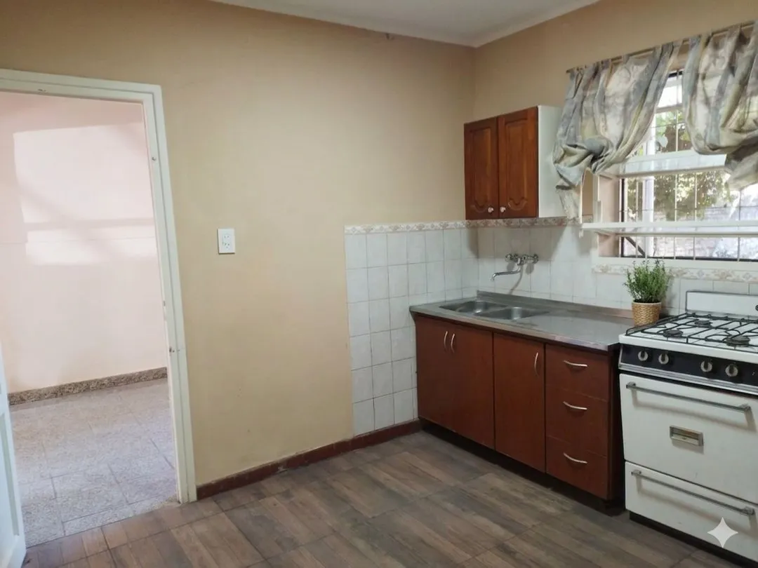 CASA ALBERDI CORDOBA 2 DORMI APTO CREDITO PATIO COCHERA A MTS AV DUARTE QUIROS VENTA