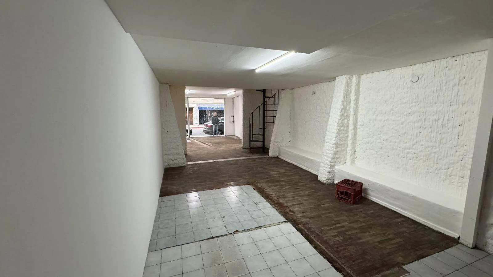 Local comercial en alquiler con vidriera sobre calle 27 de Abril