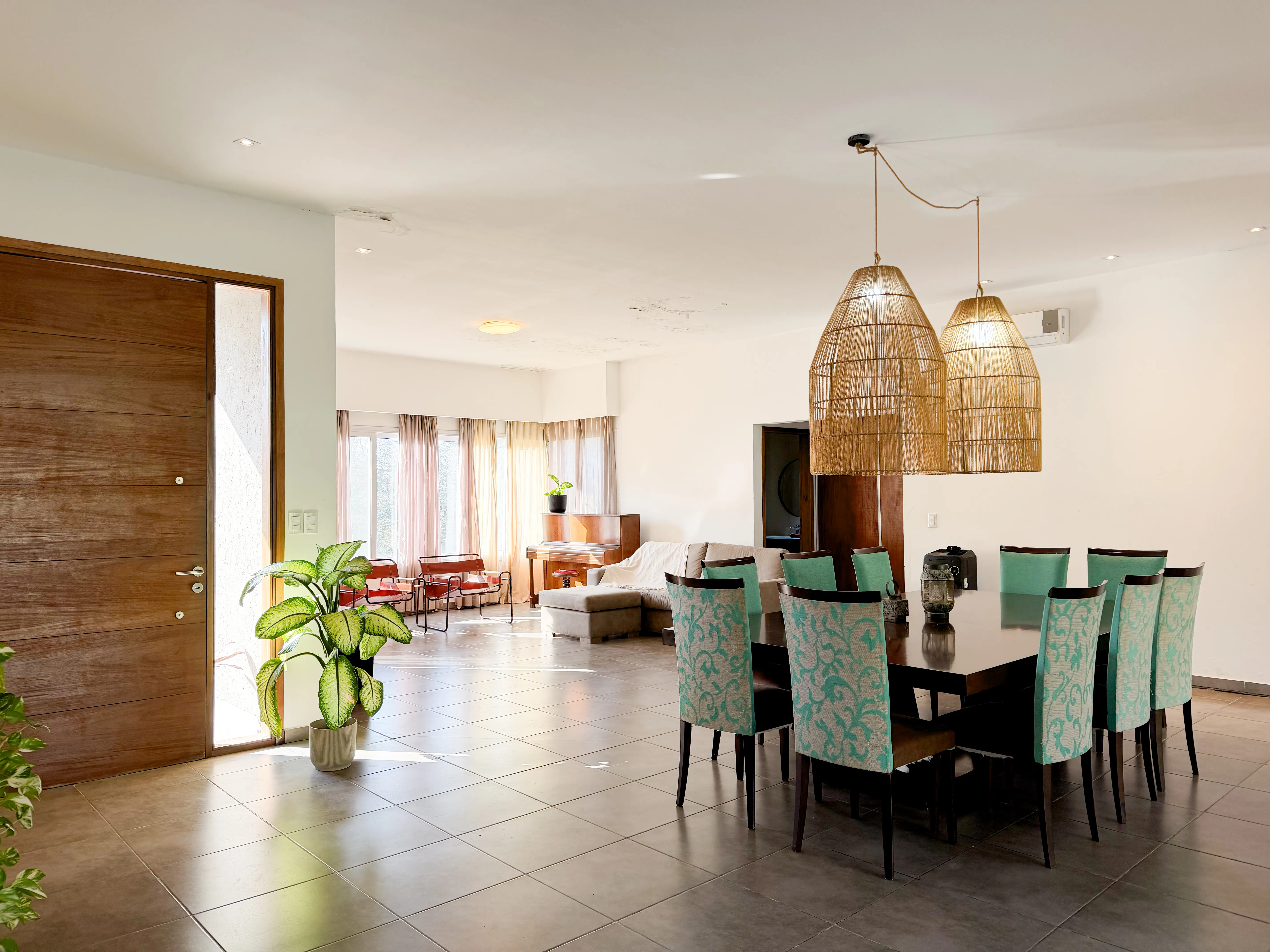 Venta Casa 4 Hojas espectacular Jardin y Pileta