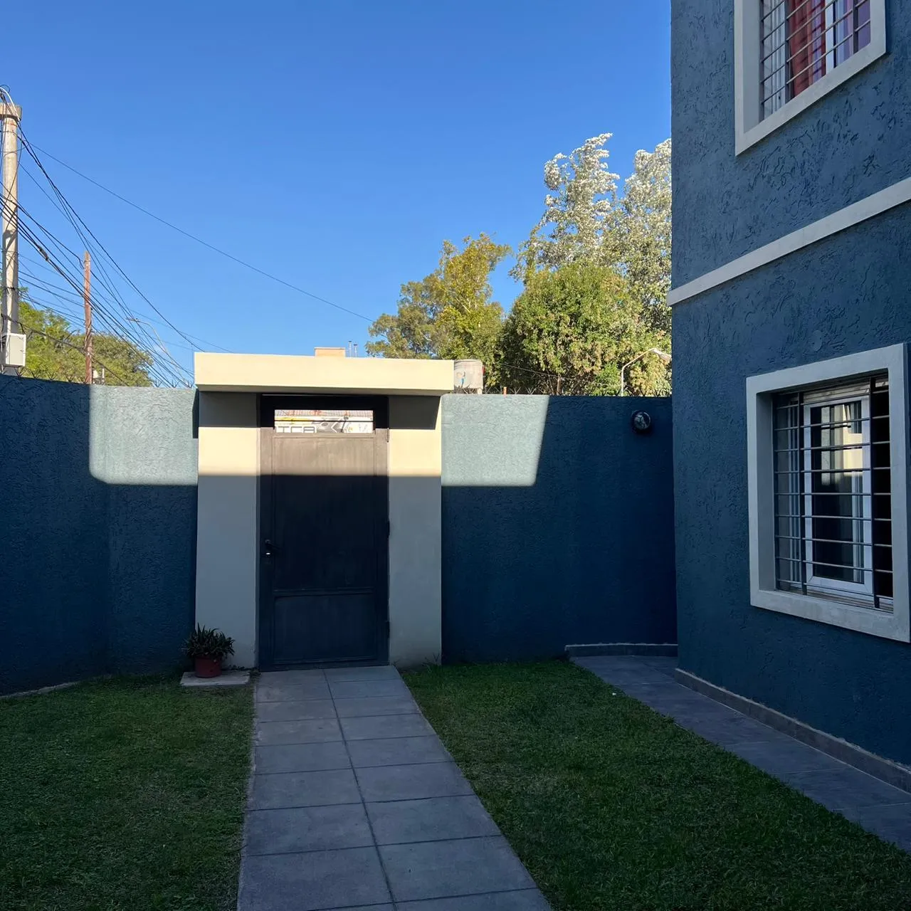 Alquilo departamento fte. a la Universidad Blas Pascal. Un dormitorio + cochera