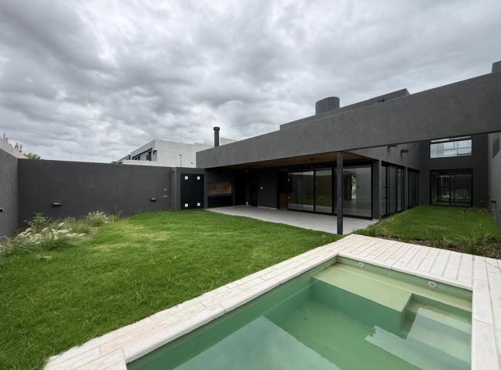 Casa · 360m² · 6 Ambientes · 2 Cocheras
