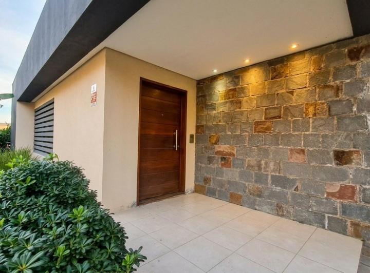 Casa · 220m² · 4 Ambientes · 2 Cocheras