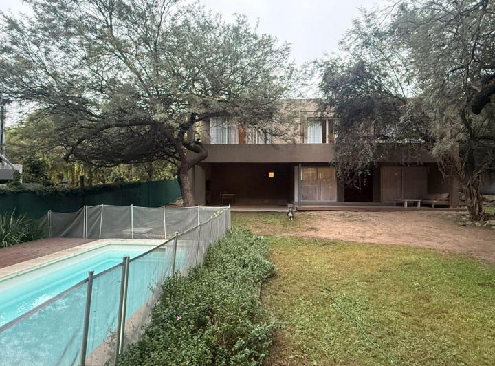 Casa · 320m² · 8 Ambientes