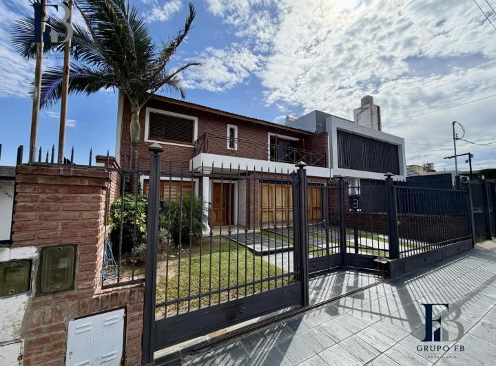 Casa · 310m² · 8 Ambientes · 2 Cocheras