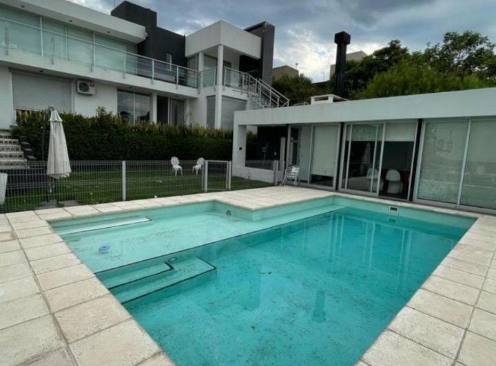 Casa · 350m² · 5 Ambientes · 6 Cocheras