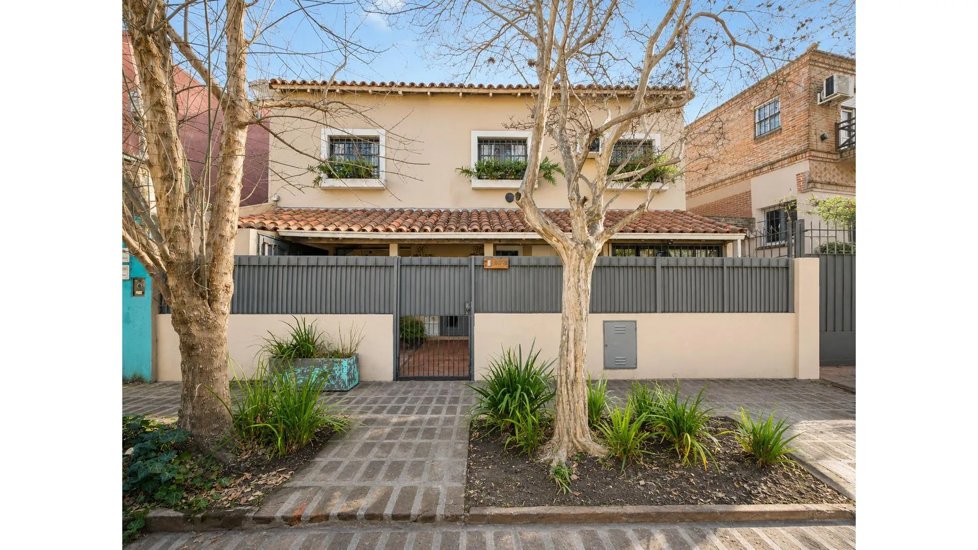 Venta casa de 4 amb.c/ jardín, galería y parrilla en el Bajo