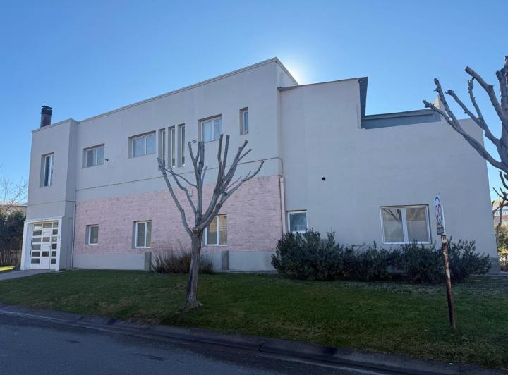 Casa · 800m² · 3 Dormitorios · 1 Cochera