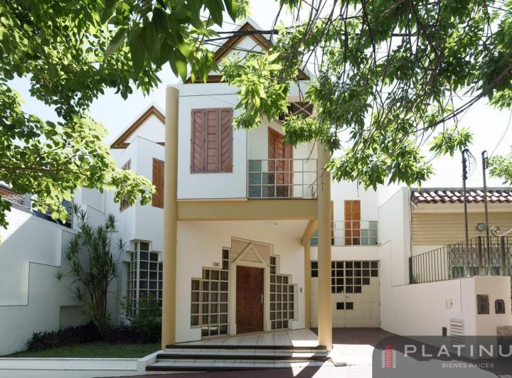 Casa · 251m² · 8 Ambientes · 1 Cochera