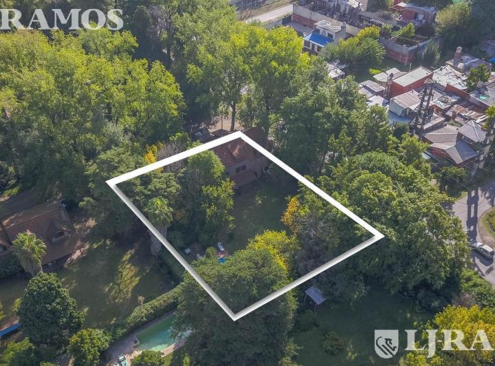 Terreno · 270m² · 7 Ambientes · 3 Cocheras