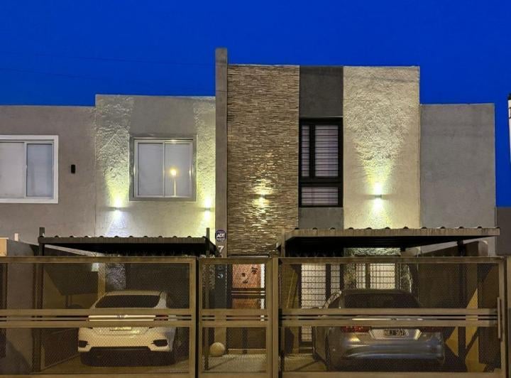 Casa · 140m² · 6 Ambientes · 2 Cocheras